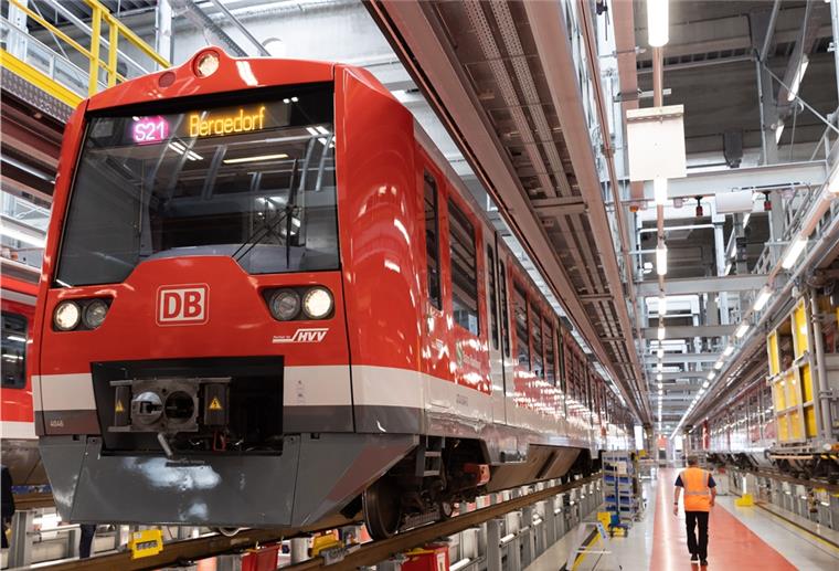 Wie Hamburg auf die digitale S-Bahn setzt Ein umgebauter Zug des Pilotprojektes «Digitale S-Bahn Hamburg» steht am 27.08.2020 während einer Presseveranstaltung in einer Halle des S-Bahn-Instandhaltungswerkes in Hamburg.