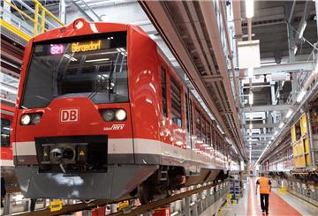 Ein umgebauter Zug des Pilotprojektes «Digitale S-Bahn Hamburg» steht am 27.08.2020 während einer Presseveranstaltung in einer Halle des S-Bahn-Instandhaltungswerkes in Hamburg.