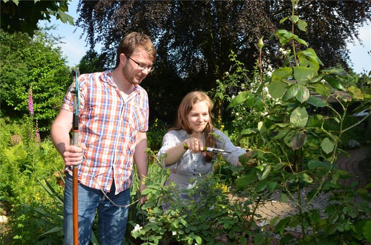 s gibt im Garten reichlich zu schnippeln: Sascha Voß und Laura Sommer nehmen mit ihrer „Villa Sommer“, Moorweg 1, in Bremerhaven zum ersten Mal bei der „Offenen Gartenpforte“ teil. 