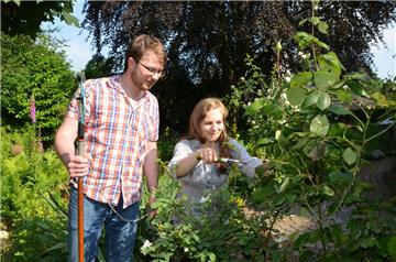 s gibt im Garten reichlich zu schnippeln: Sascha Voß und Laura Sommer nehmen mit ihrer „Villa Sommer“, Moorweg 1, in Bremerhaven zum ersten Mal bei der „Offenen Gartenpforte“ teil. 