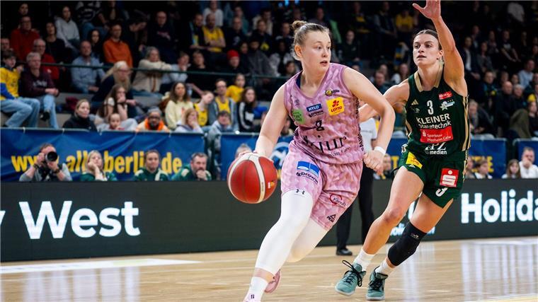 Saarlouis holt nach 15 Jahren wieder den Basketball-Pokal Saarlouis Roosa Lehtoranta (l.) auf zieht gegen Kelterns Alexandra Wilke zum Korb