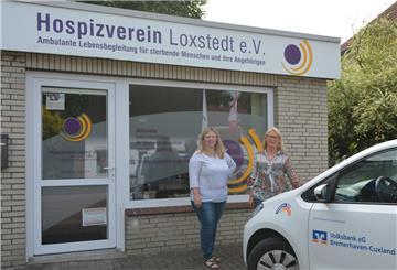 Sabine Ahrens (rechts) gibt die Arbeit als Koordinatorin des Loxstedter Hospizvereins mit einem guten Gefühl an Iris Voigt ab. Dank des neuen Vereinsflitzers ist Voigt auch mobil. 
