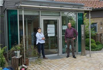 Sabine Eckstein und Volker Rosenfeld vor dem Eingang zum stationären Hospiz, in dem wegen der Corona-Krise gewisse Einschränkungen gelten müssen.