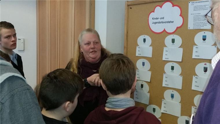 Junge Dorf-Chefs gesucht: Gemeinde Beverstedt setzt auf Jugend-Ortsvorsteher Sabine Lürig von der Gemeinde Beverstedt informiert Kinder und Jugendliche über die Idee, für jeden Ort in der Gemeinde Beverstedt einen Jugendortsvorsteher zu finden. Foto Rendelsmann