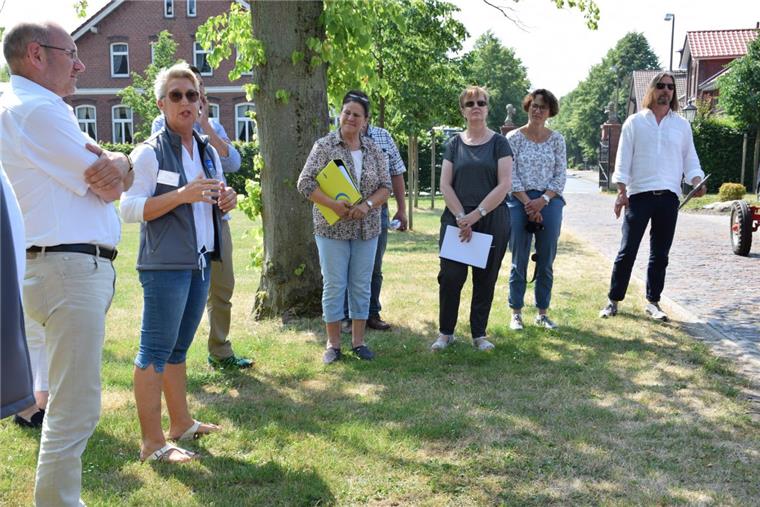 "Unser Dorf hat Zukunft": Schwei ist weiter Sabine Minnemann (2. von links) begrüßte die Jury in Schwei auf dem Kirchplatz. Mit der Rundfahrt durch den Ort konnte die Dorfgemeinschaft überzeugen.