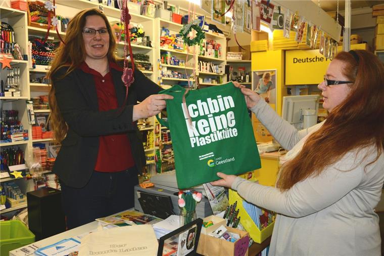 Sabine Oster (links) und Christin Biller (Bunter Laden) machen mit beim plastiktütenfreien Tag der Stadt Geestland. Foto Seelbach