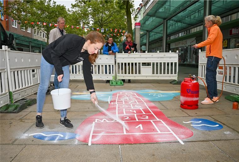 Bremerhaven lockt Kinder mit Hüpfspielen Sabine Schnupp (r.) und ihre Tochter Sina Schnupp von der Firma Monta Systems installieren eine Hüpfstrecke in der Fußgängerzone.