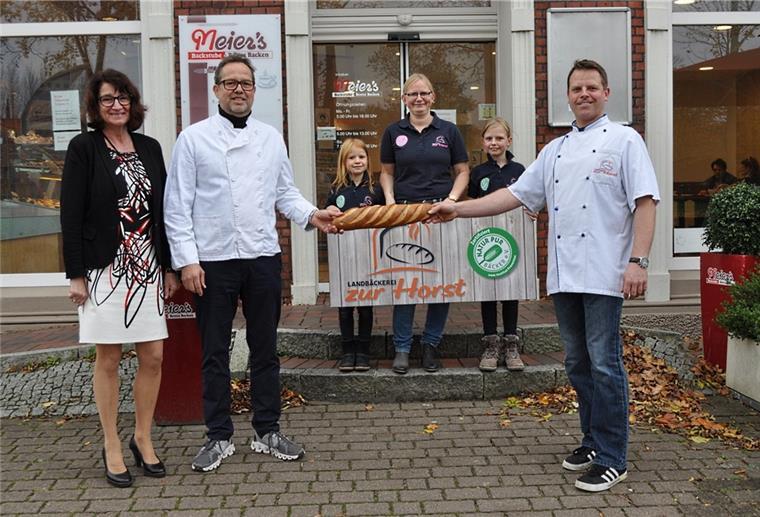 Stadland: Bäckerei geht in neue Hände über Sabine und Gunnar Meier (links) haben ihren Betrieb an Torben zur Horst übergeben. Mit dabei waren auch seine Frau Iris und seine beiden Kinder.