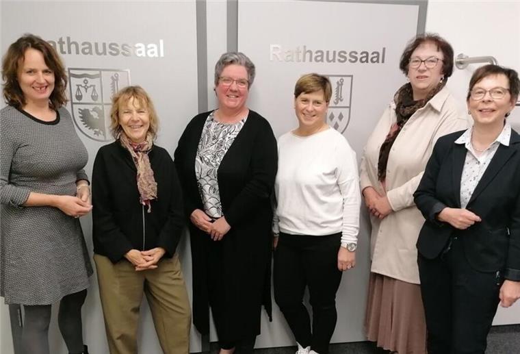 Politikerinnen in Hemmoor fordern: Schwimmbad nur für Frauen öffnen Sabine Wist (SPD), Ina Machnik (GRÜNE), Anja Meißner (CDU), Susanne Hadeler-Müller (Bürgerforum), Birgit Woitack-Dankers (Gleichstellungsbeauftragte) und Birgit Meyn-Horeis (SPD, v.l.) haben gemeinsam mit Michaela Meyer einen Antrag eingebracht, künftig sonntags das Hemmoorer Schwimmbad "Ostewelle" zwei Stunden lang nur für Frauen zu öffnen.