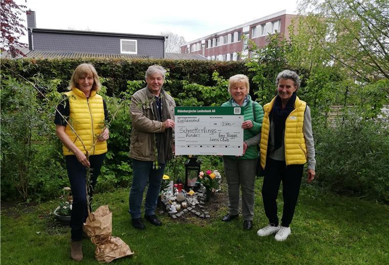 Nordenham: Skulptur für Schmetterlingsgräber fehlt noch Sabine Zinn (links) und Sabine Siefken (rechts) vom Lions-Club Emy Rogge überreichten Detlef Klünner vom Gesprächskreis Fehlgeburt und und Karin Tönjes vom Kirchenverband Nordenham - Blexen einen Scheck über 2000 Euro.