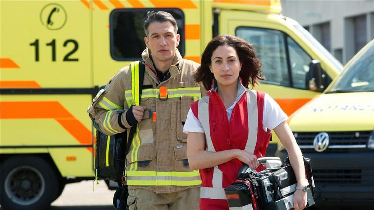 Neue ARD-Serie zeigt Notärzte als Helden Sabrina Amali (r.) als Notärztin Dr. Nina Haddad und Max Hemmersdorfer (l.) als Feuerwehrmann Markus Probst in einer Szene aus „Die Notärztin“.