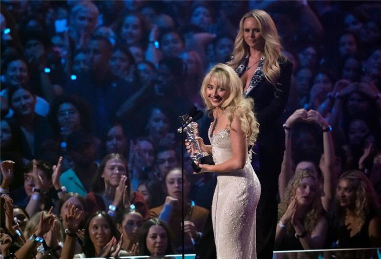 Sabrina Carpenter gewinnt ihren ersten VMA-Preis.