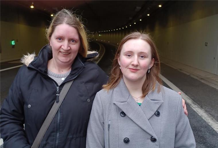 Ein Spaziergang durch den Hafentunnel: Die schönsten Bilder von der Eröffnung Sabrina Focke und ihre Tochter Anjelina wollten die einmalige Gelegenheit nutzen und durch den Hafentunnel gehen.
