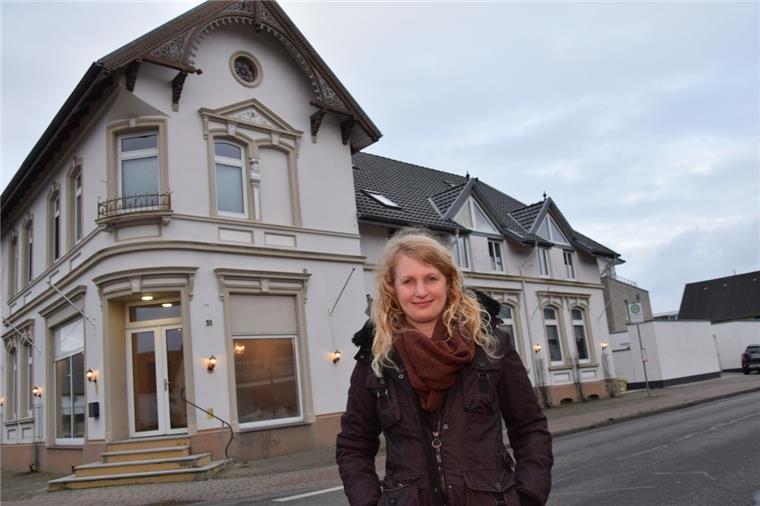 Nordenham: Neues Leben in früherem Möbelhaus Sabrina Geil hat das markante Gebäude an der Ecke Atenser Allee/Wehrdeich erworben.
