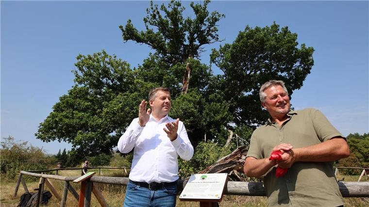 Sachsen-Anhalts Forstminister Sven Schulze (SPD, l), und Nationalpark Harz Chef Roland Pietsch.