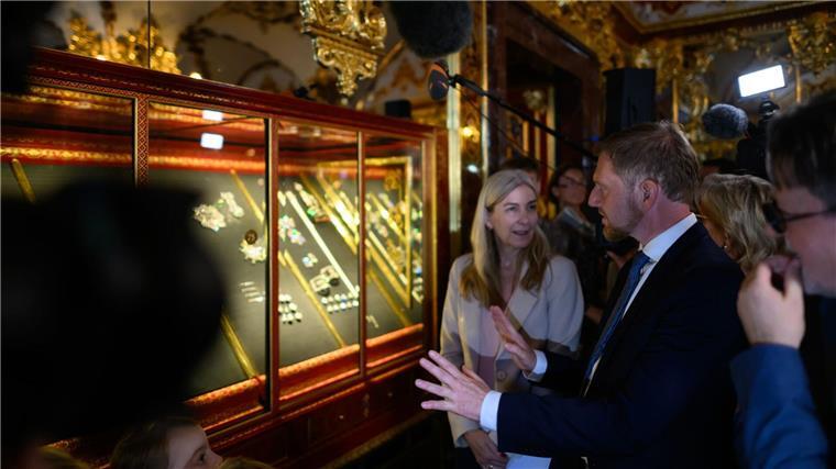 Sachsens Ministerpräsident Michael Kretschmer und die Generaldirektorin der Staatlichen Kunstsammlungen Dresden, Marion Ackermann, vor der mit den zurückgekehrten Beutestücken des Einbruchs von 2019 wieder bestückten Virtrine im Histortischen Grünen Gewölbe Dresden