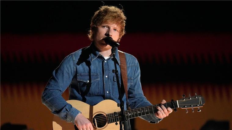 Sänger Ed Sheeran meint: Wer so Musik machen will wie er, sollte lernen, beim Gitarrespielen nach vorn zu schauen, zu singen und zu klimpern.