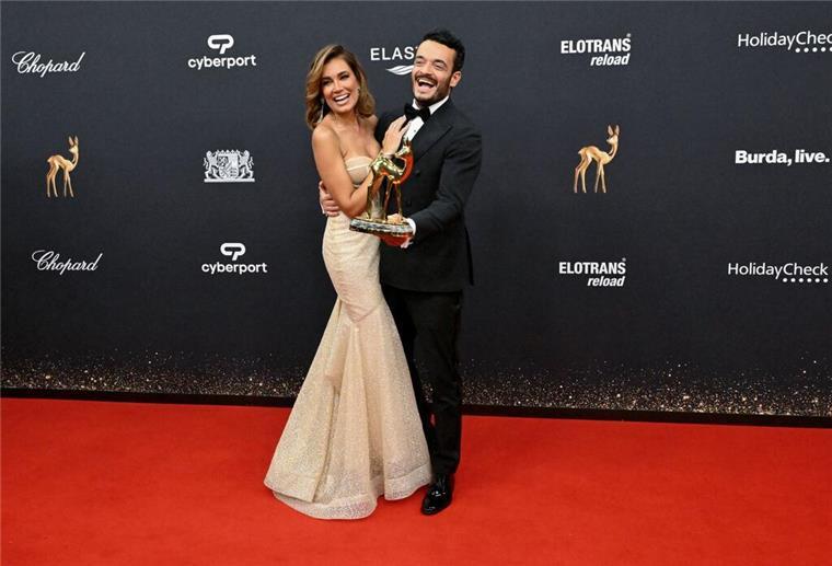 Glanz, Glamour und Politik bei den Bambis Sänger Giovanni Zarrella (r) und seine Frau Jana Ina Zarrella jubeln mit dem Bambi in der Kategorie „Entertainment“.