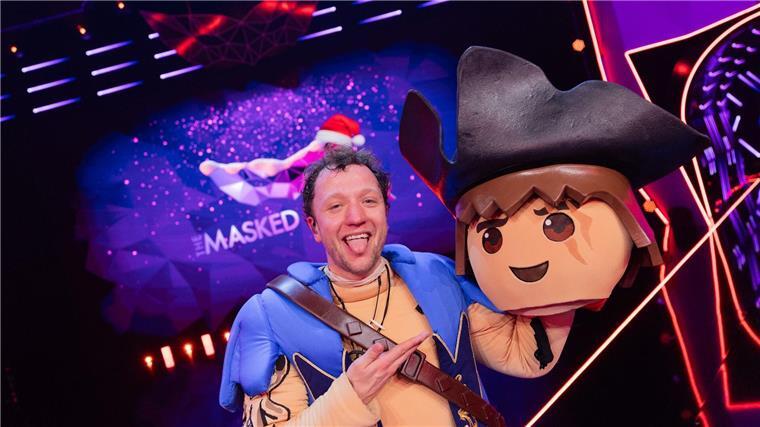 Pokal für den Panda: Sängerin Loi gewinnt „Masked Singer“ Sänger Joris begeisterte mit einer Ballade.