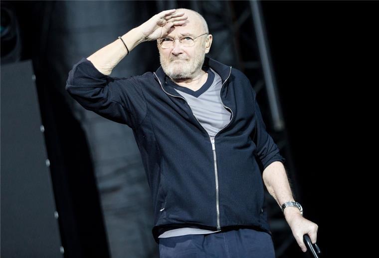 Hannover 96: Sohn von Phil Collins wartet auf Liga-Debüt Popsänger Phil Collins steht auf der Bühne.