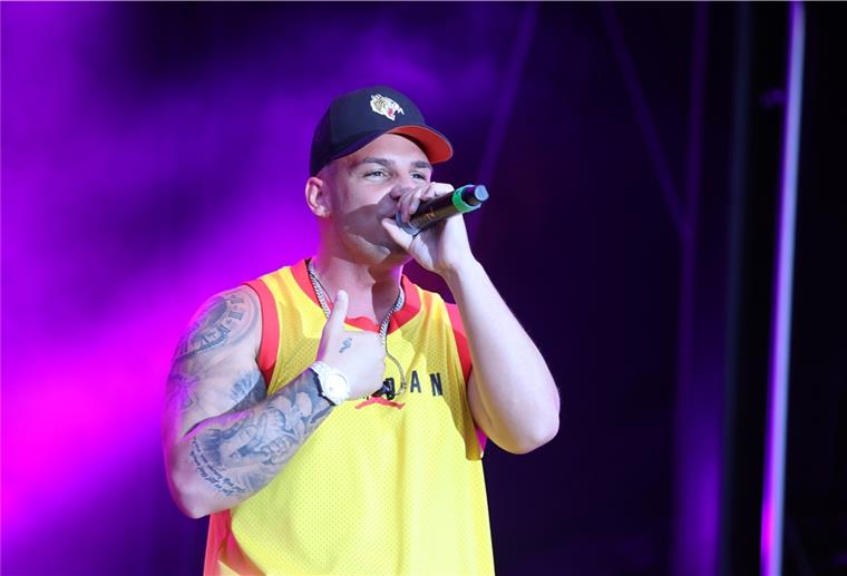 Sänger Pietro Lombardi ist wieder Single Sänger Pietro Lombardi ist nach kurzer Beziehung mit der Influencerin Laura Maria wieder single. Das gab er auf Instagram bekannt.