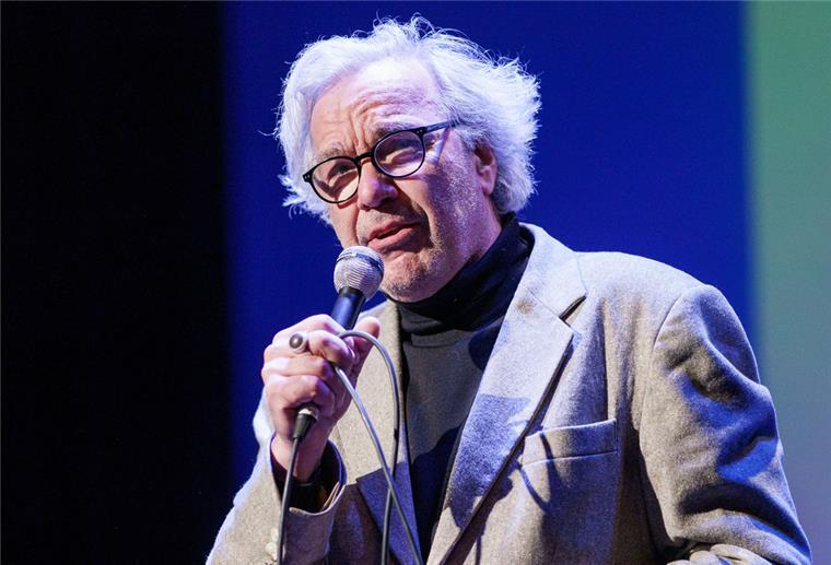 Stefan Gwildis, Sänger, steht bei der Spendengala für die Kinder der Ukraine auf der Bühne des St. Pauli Theaters.