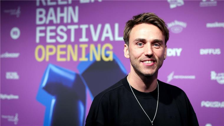 Clueso wollte schon als Fünftklässler Rockstar werden Sänger und Musiker Clueso sprach beim Hamburger Reeperbahn-Festival über seine frühen Ambitionen in der Branche.