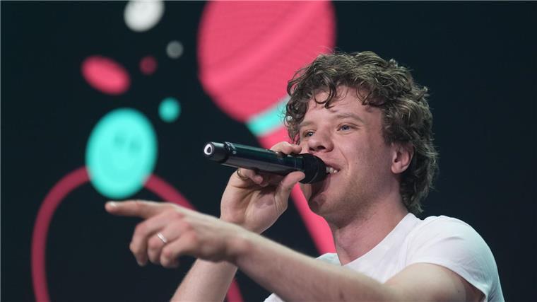 Zartmann singt mit einem Superstar Sänger Zartmann performte gerade seinen Nummer-1-Hit „Tau mich auf“ zusammen mit dem Superstar Ed Sheeran.