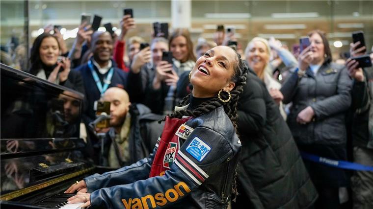 Alicia Keys spielt in Londoner Bahnhof Sängerin Alicia Keys bei ihrem Überraschungsauftritt im Bahnhof Kings Cross.