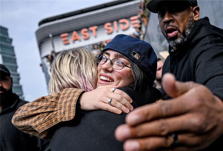 Billie Eilish feiert die vegane Gastronomie in Berlin Sängerin Billie Eilish umarmt einen Fan.