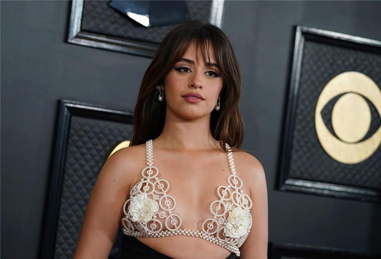 Sängerin Camila Cabello steckte eine Stunde lang im Aufzug fest - und erzählte Witze.