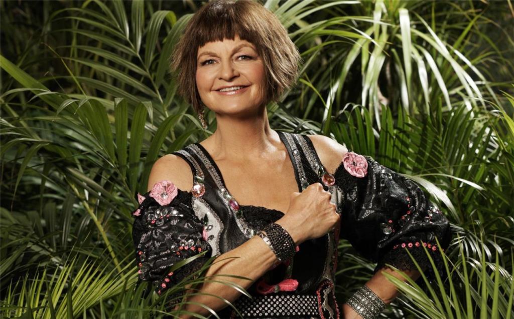 Sängerin &quot;Fräulein&quot; FRANZISKA MENKE (56): Fräulein Menke gehörte in den 1980er Jahren mit Hits wie &quot;Hohe Berge&quot;, &quot;Tretboot in Seenot&quot; und &quot;Traumboy&quot; zu den großen Stars der Neuen Deutschen Welle. &quot;Ich hab auf jeden Fall Spaß daran, am Feuer zu sitzen und pikantes, privates Persönliches auszuplaudern.&quot;