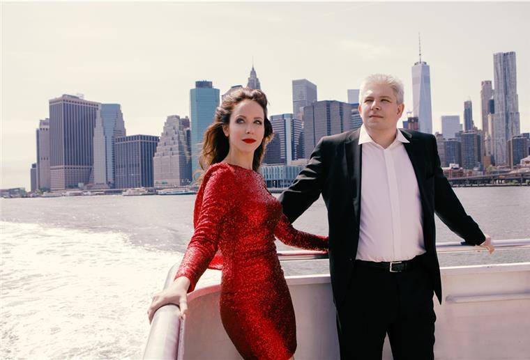 Voice over Piano bringt die Welt nach Brake Sängerin Sara Dähn und Thomas Blaeschke, Pianist und Entertainer, wollen ein Stück der großen weiten Welt nach Brake bringen.