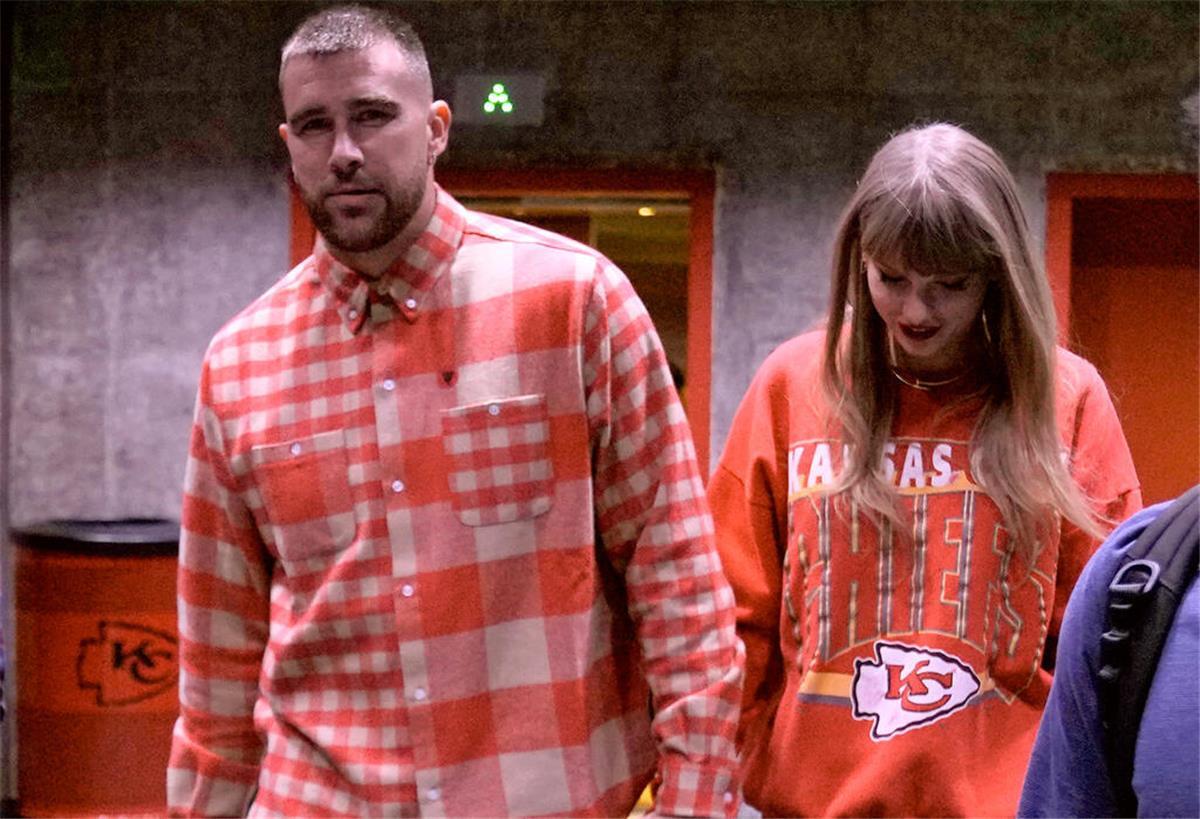 Sängerin Taylor Swift hat mit Travis Kelce einen neuen Freund gefunden.