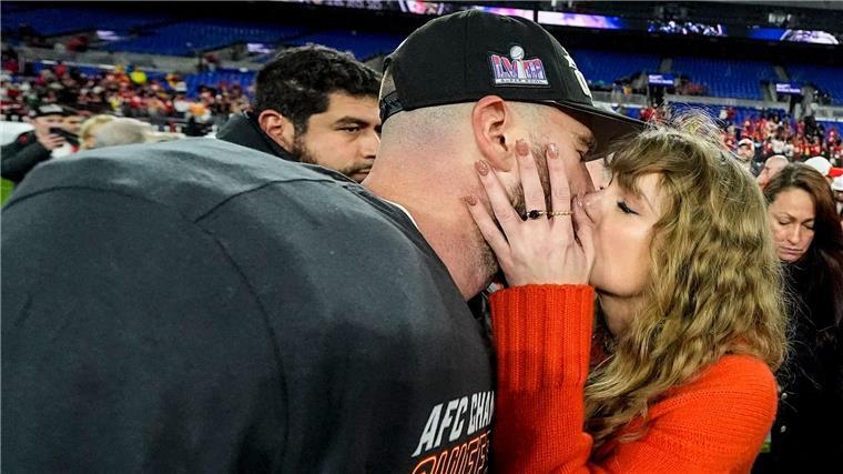 X geht gegen gefälschte Nacktbilder von Taylor Swift vor Sängerin Taylor Swift (r) küsst ihren Freund Travis Kelce nach dem NFL-Footballspiel in Baltimore.