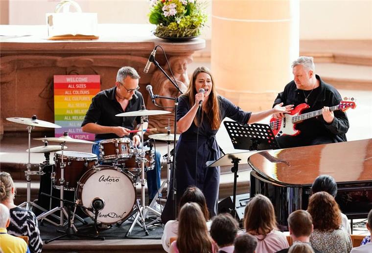 Sängerin Tine Wiechmann covert Taylor-Swift-Songs in der Kirche.