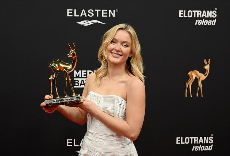 Glanz, Glamour und Politik bei den Bambis Sängerin Zara Larsson mit ihrem Bambi in der Kategorie „Musik international“.