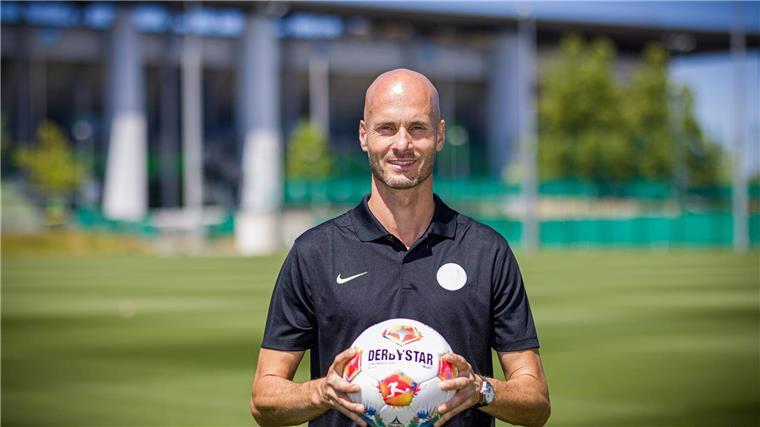 Wolfsburg unterliegt im Test Espanyol Barcelona Sah eine Niederlage im ersten Härtetest: VfL Wolfsburgs neuer Trainer Paul Simonis