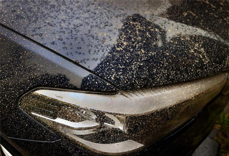 ARCHIV - Saharastaub besteht aus feinen Sandkörnern, die auf Lack, Scheiben und Kunststoffoberflächen Kratzer hinterlassen können. (zu dpa: «So geht der Saharastaub schadlos vom Auto ab») Foto: Karl-Josef Hildenbrand/dpa/dpa-tmn - Honorarfrei nur für Bezieher des dpa-Themendienstes +++ dpa-Themendienst +++
