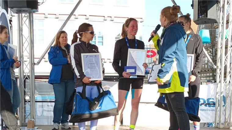Von Celle nach San Sebastián: Läuferin Sahlmann startet erfolgreich ins Laufjahr Zwei Frauen in Sportkleidung mit Urkunden in der Hand