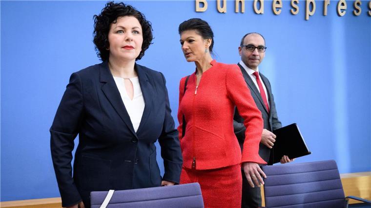 Abgeordnete Mohamed Ali an Spitze der Wagenknecht-Partei Sahra Wagenknecht (M) steht zusammen mit Amira Mohamed Ali (l) und Shervin Haghsheno bei der Vorstellung der Partei „Bündnis Sahra Wagenknecht - für Vernunft und Gerechtigkeit“ (BSW) in der Bundespressekonferenz.