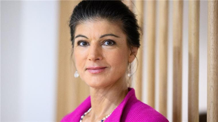 Sahra Wagenknecht steht im Newsroom der Deutschen Presse-Agentur dpa nach einem Interview.
