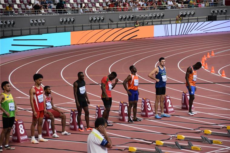 Für Said Gilani aus Sellstedt ist die WM noch nicht vorbei Said Gilani (Zweiter von rechts) wartet auf den Start seines Laufes über die 100 Meter.
