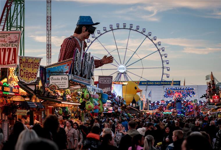Blaue Strohhüte und Süßigkeiten: SAiL-Truck beim Bremer Freimarkt Der SAiL-Truck der Erlebnis Bremerhaven GmbH verteilt Strohhüte und Süßigkeiten beim Bremer Freimarktsumzug und macht Lust auf das Windjammerfestival 2025.