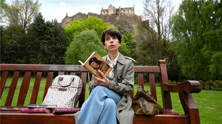 Sally Hawkins als Philippa Langley liest alles über Richard III.