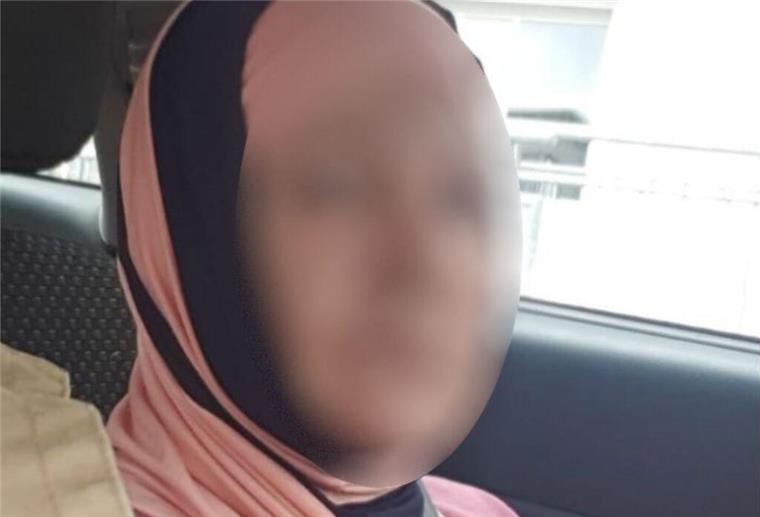 Demente 73-Jährige aus Bremen wird vermisst Eine Frau mit Kopftuch sitzt in einem Auto und blickt in die Kamera.