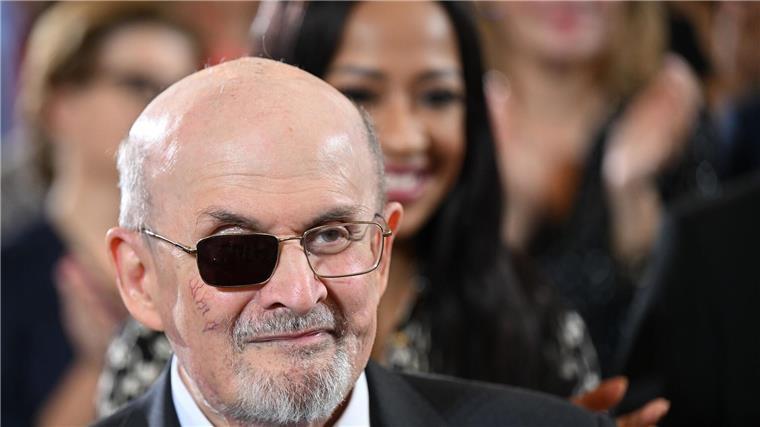 Friedenspreis des Buchhandels für Salman Rushdie Salman Rushdie zu Beginn der Verleihung des Friedenspreis des Deutschen Buchhandels in der Paulskirche vor seiner Ehefrau Rachel Eliza Griffiths.