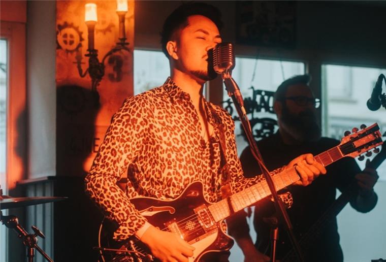 Bremerhaven: Zwei Bands spielen im Rock-Cyclus-Soundgarten Die Band Salo Sulano & Calamities spielt auf einer Bühne.