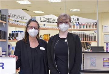 Salonleiterin Carmen Kanis ist stolz auf ihre Gesellin Lisa Tangermann, die den Landeswettbewerb als Friseuren Gesellin gewonnen hat.