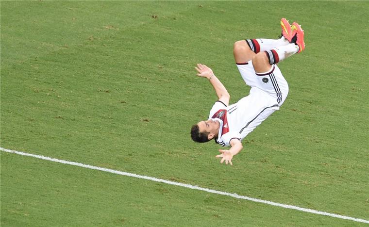 Miroslav Klose beendet Profi-Karriere und wird Praktikant Salto in eine neue Zukunft: Miroslav Klose hängt seine Fußballschuhe an den Nagel und will Trainer werden.